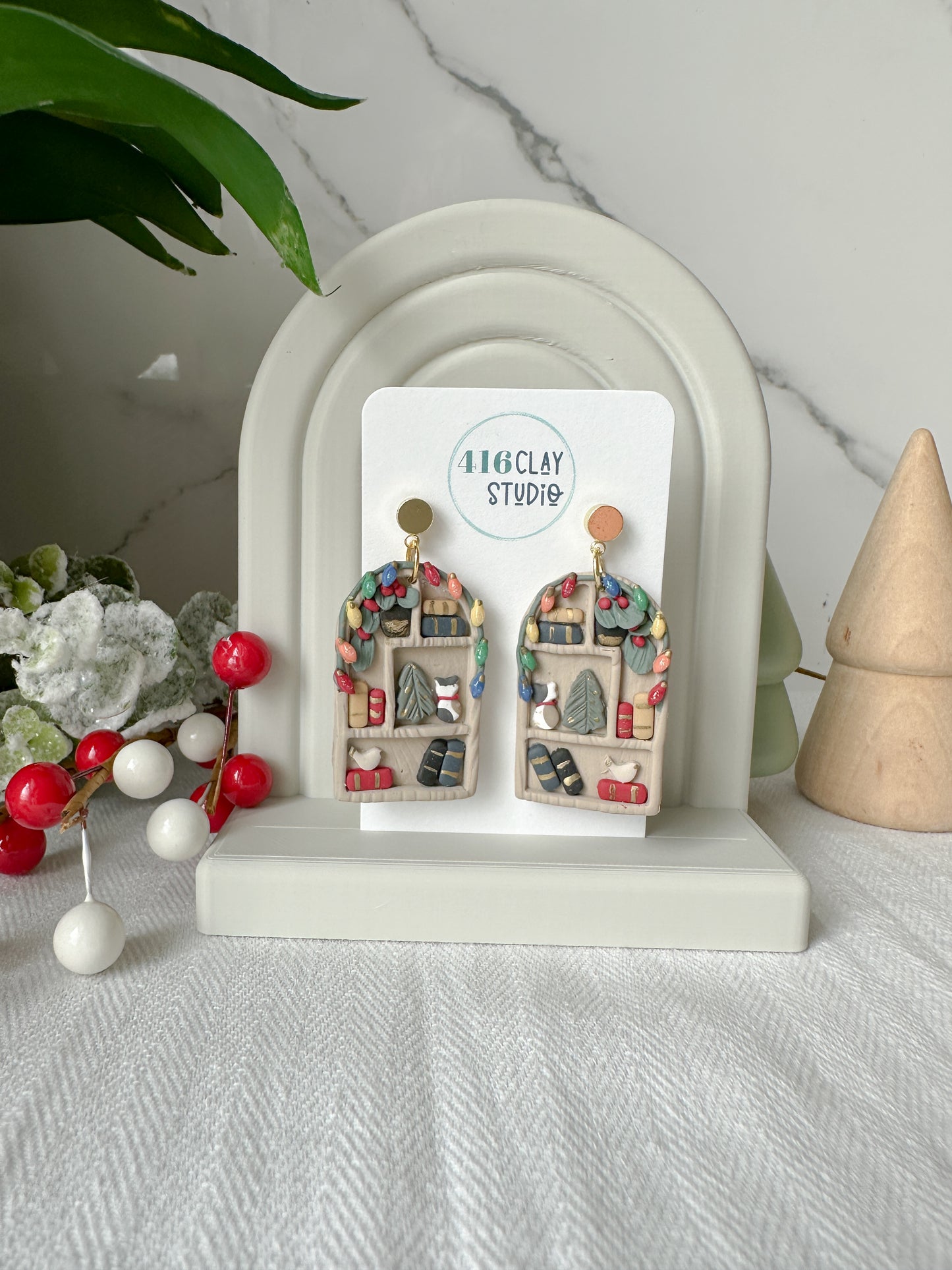 Christmasy Bookshelf